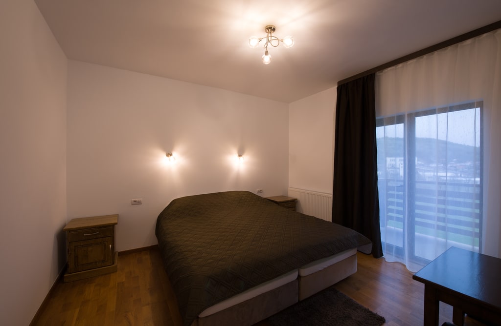 Cameră dublă cu baie proprie și blacon